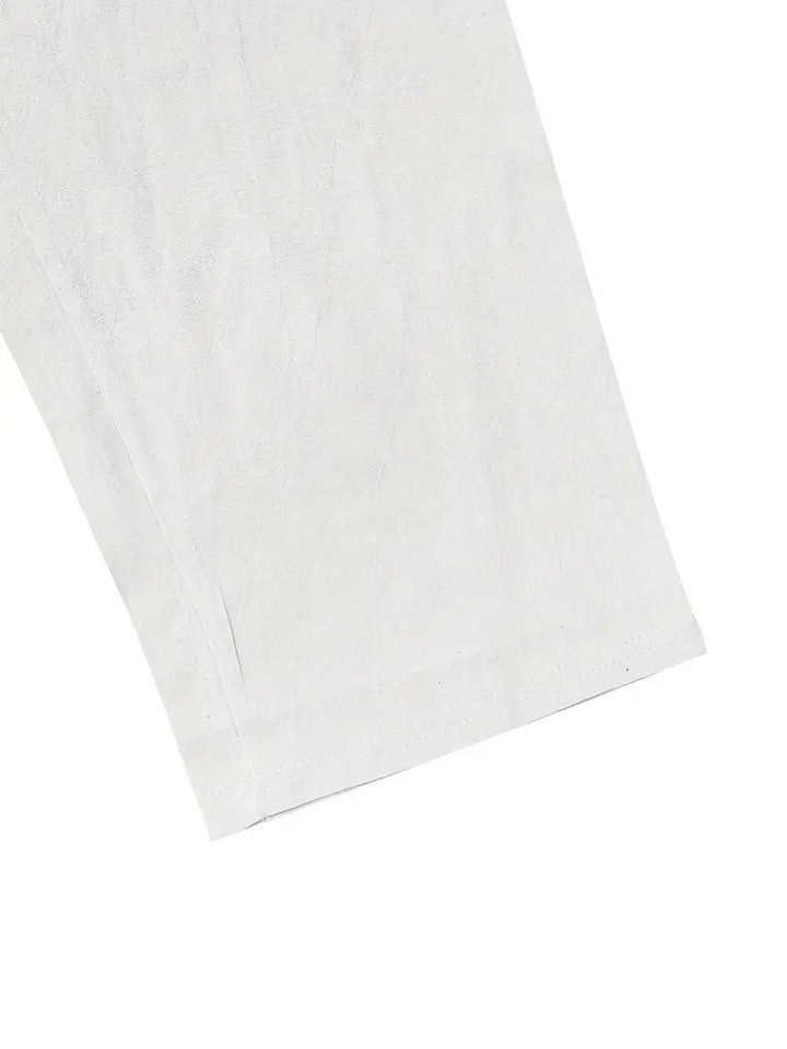 Beige leichte Herren Freizeithose. Elegant, atmungsaktiv, perfekt für Sommer, Reise & Strand.