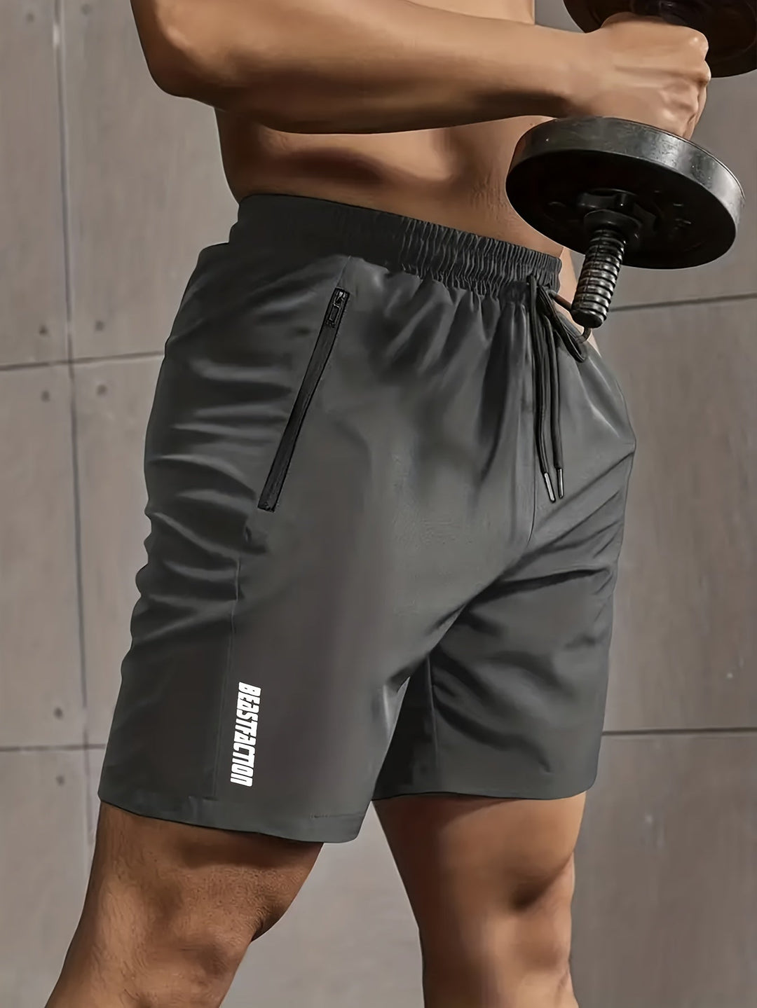 Mann trägt Herren Sportshorts mit Reißverschluss-Taschen beim Laufen im Freien.
