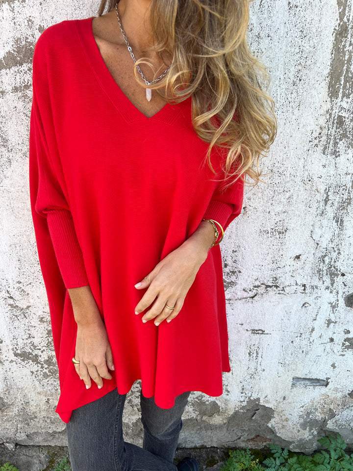Frau trägt eleganten V-Ausschnitt Pullover, zeigt die komfortable Passform für Casual Chic Looks.
