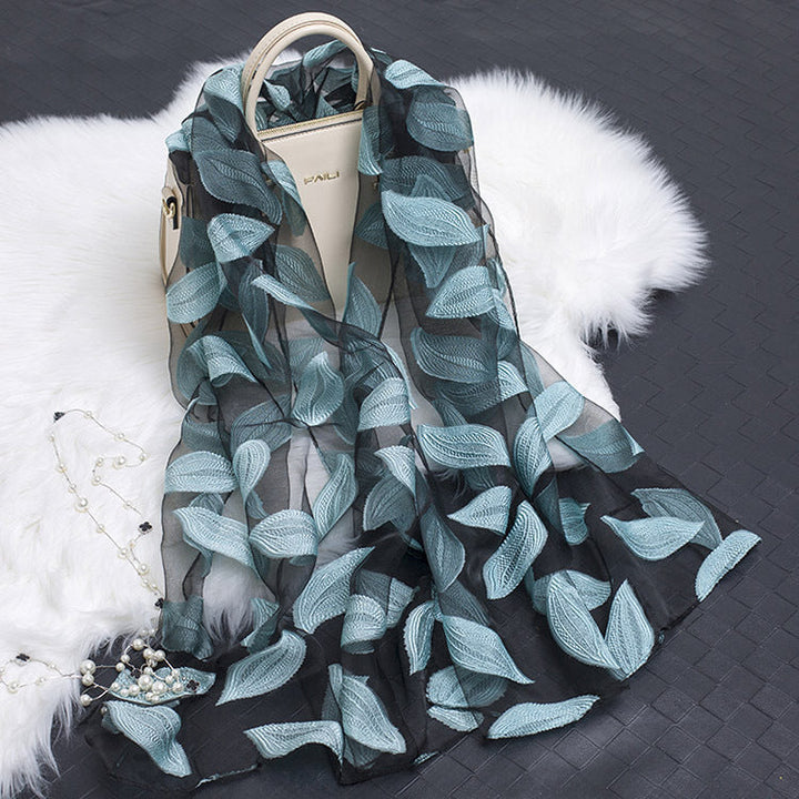 Einzigartiger Damen Seidenschal mit lebendigem Blumenmuster und modischen Cut-out-Details.