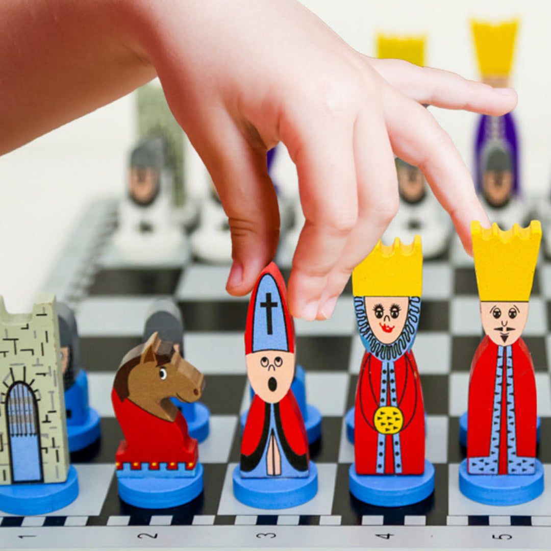 Schachbrett und Figuren für Kinder: Hochwertiges Holzschachset, leicht zu greifen. Spielerisch Strategie und Logik lernen.