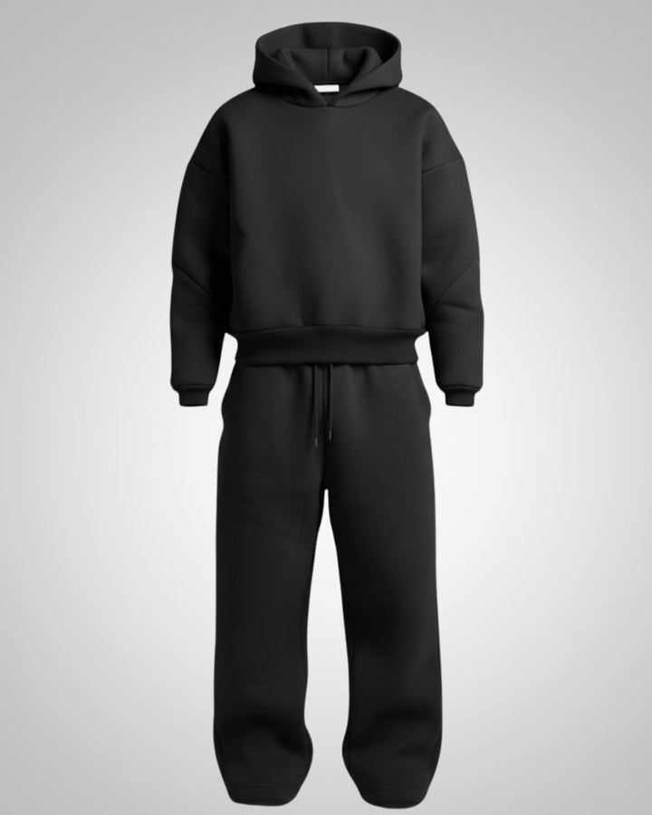Moderner Herren Oversized Hoodie aus bequemem Trainingsanzug Set, ideal für lässige Streetwear Looks.