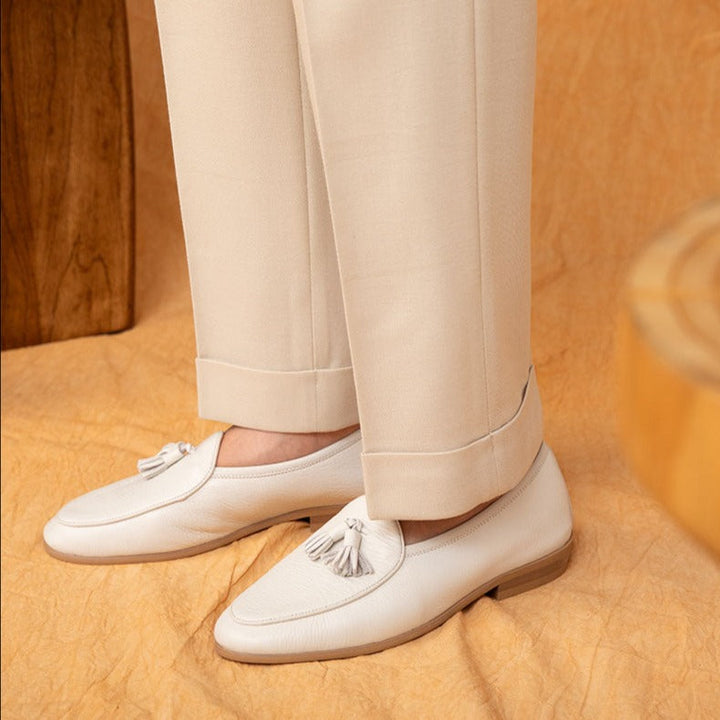 Seitenansicht: Herren Slip-On Loafer mit feinen Leder-Quasten, elegante Business- und Abendschuhe. Zeitloser Stil.