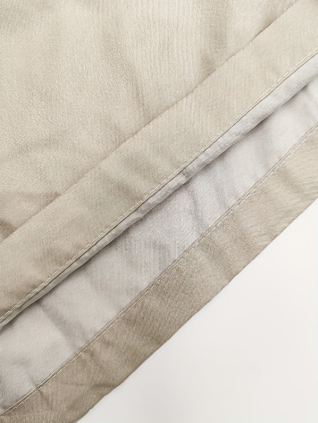 Mann trägt Khaki Freizeitshorts mit Ethno-Muster und Künstler-Print, bereit für den Sommerurlaub.
