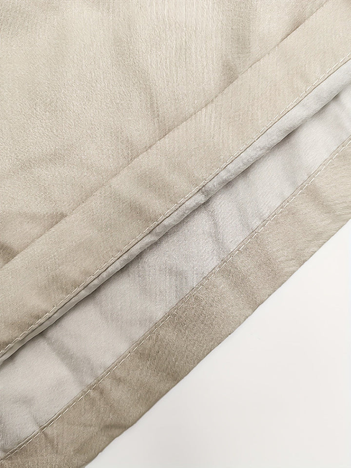 Mann trägt Khaki Freizeitshorts mit Ethno-Muster und Künstler-Print, bereit für den Sommerurlaub.