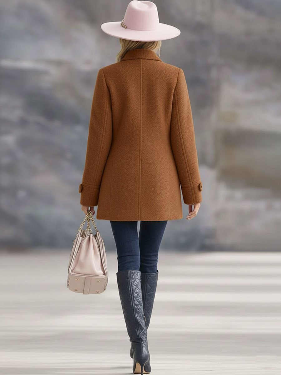 Textur der warmen Damenjacke mit Stehkragen, perfekt für kühle Herbsttage.
