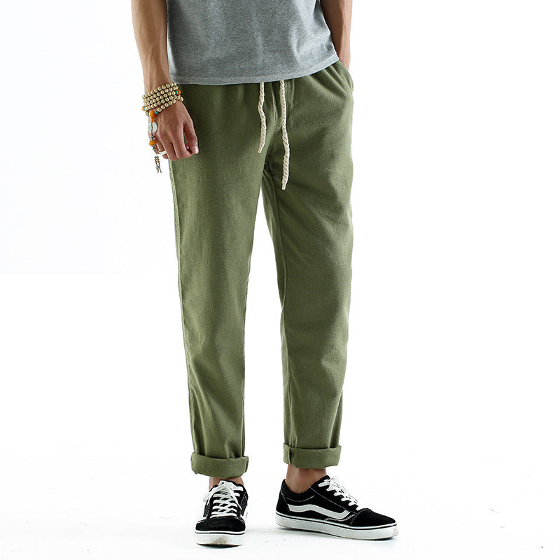 Bunddetail der Herrenhose im Leinenstil, lockere Passform, ideal als bequeme Sommer- & Freizeithose.