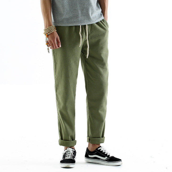 Bunddetail der Herrenhose im Leinenstil, lockere Passform, ideal als bequeme Sommer- & Freizeithose.