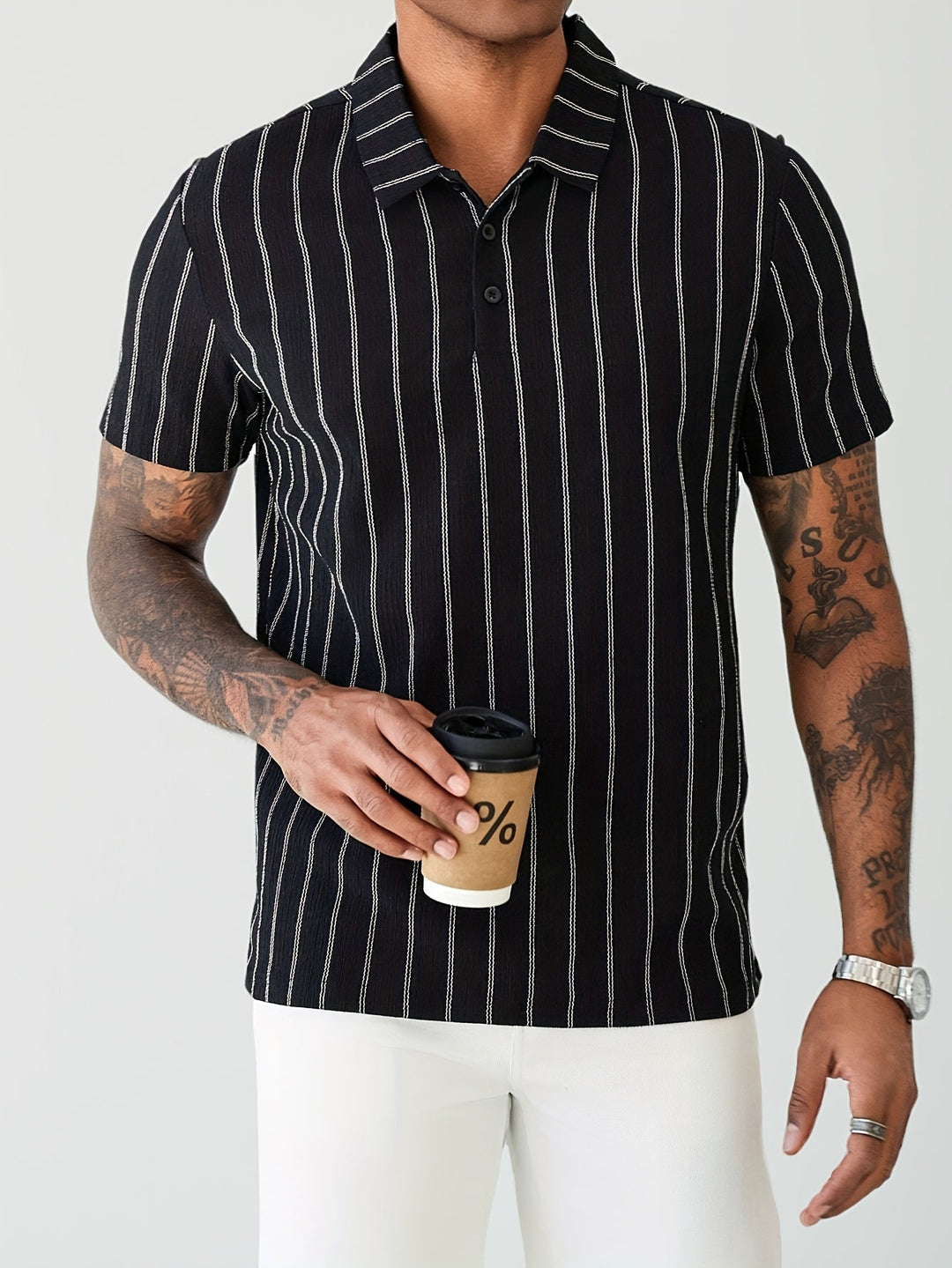 Schwarzes Herren Polohemd mit eleganten Nadelstreifen, Kurzarm, perfekt für Business Casual und Freizeitmode.
