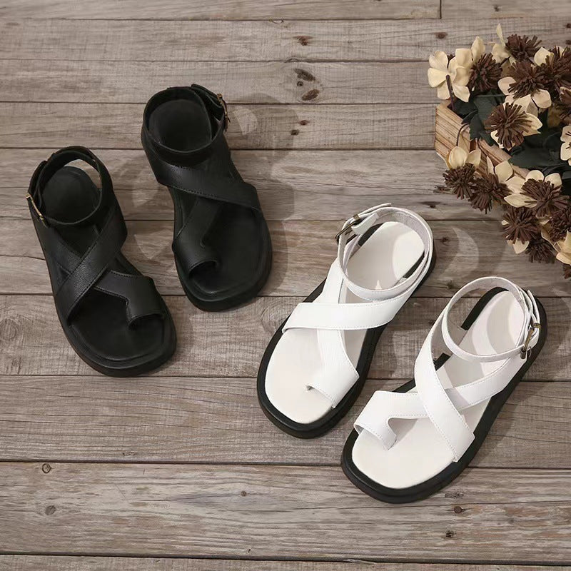 Seitliche Ansicht der Damen-Sommerschuhe: Zeigt das orthopädische Fußbett & die verstellbaren Riemen.