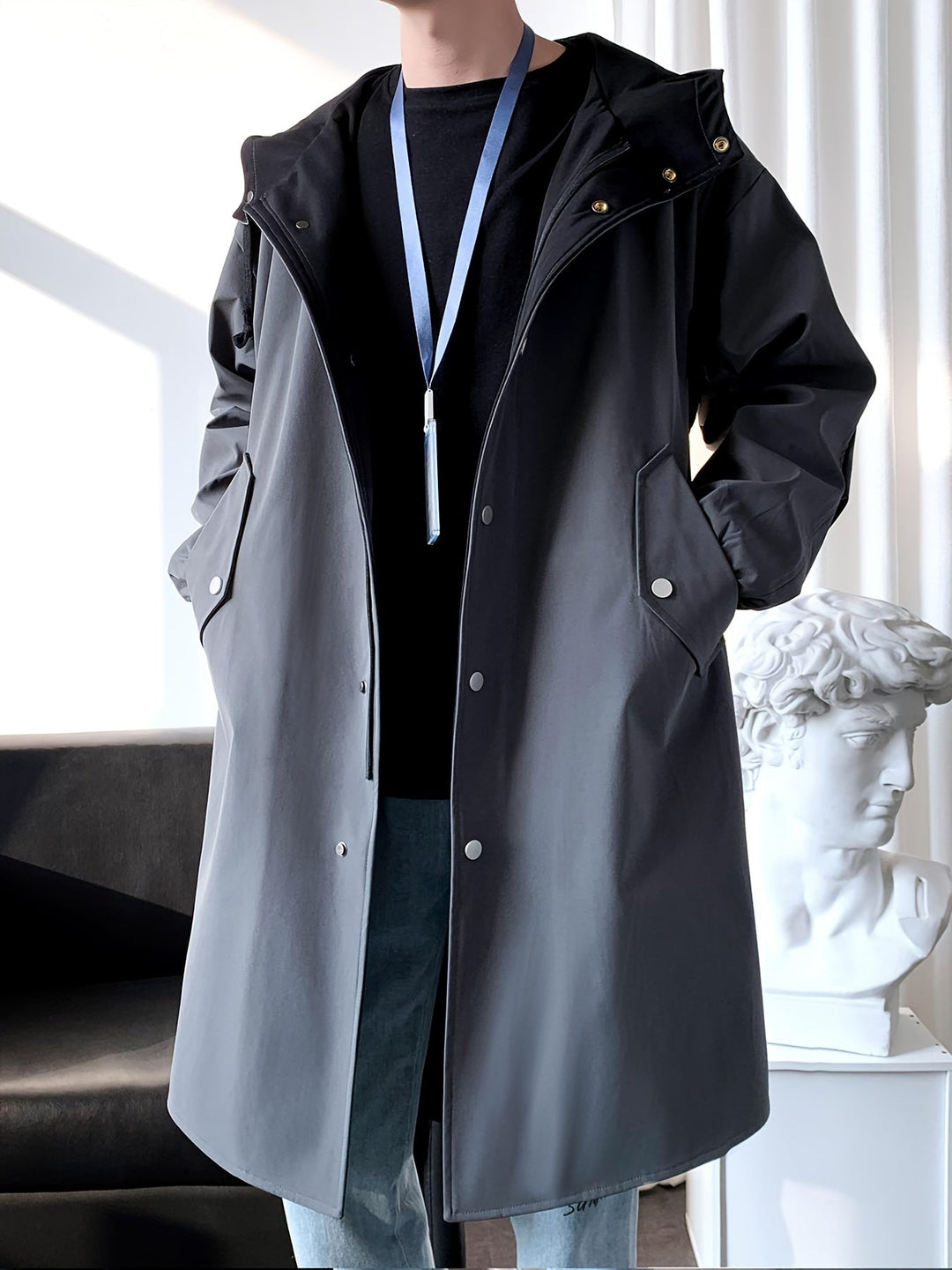 Eleganter schwarzer Herren-Wintermantel mit Kapuze & Druckknöpfen, zeitlose Mode.