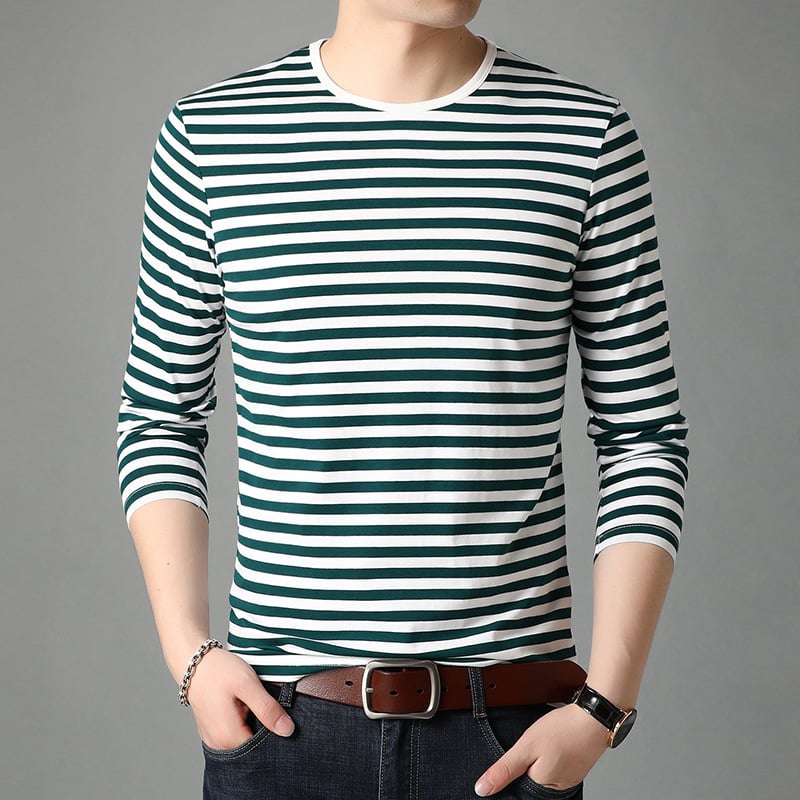 Bequemer Herren Freizeitpullover mit Streifen in Grün. Langarm-Design mit klassischem Rundhalsausschnitt.