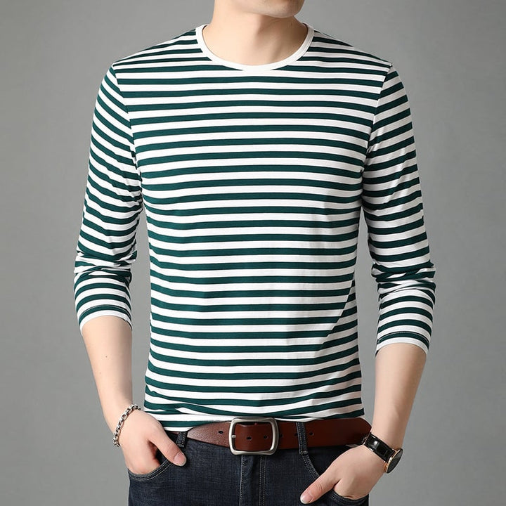 Bequemer Herren Freizeitpullover mit Streifen in Grün. Langarm-Design mit klassischem Rundhalsausschnitt.