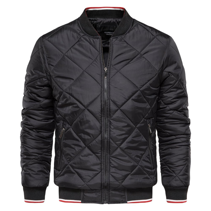 Moderne Herren Bomberjacke (Steppjacke) für den Winter. Mit praktischem Stehkragen für Wärme.