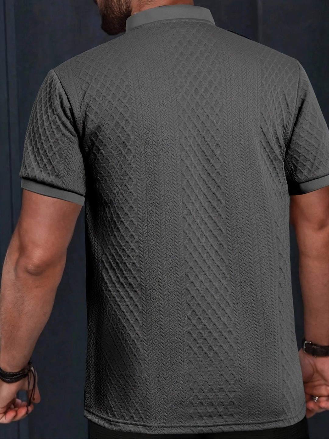 Männliches Modell trägt das elegante Kurzarm T-Shirt und die Shorts des Herren-Sets.