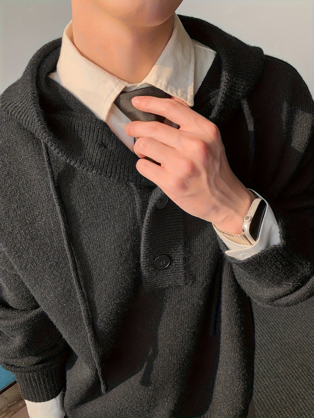Kuscheliger dunkelgrauer Herren Strick Hoodie mit Knopfleiste, Kapuzenpullover für kühle Tage.