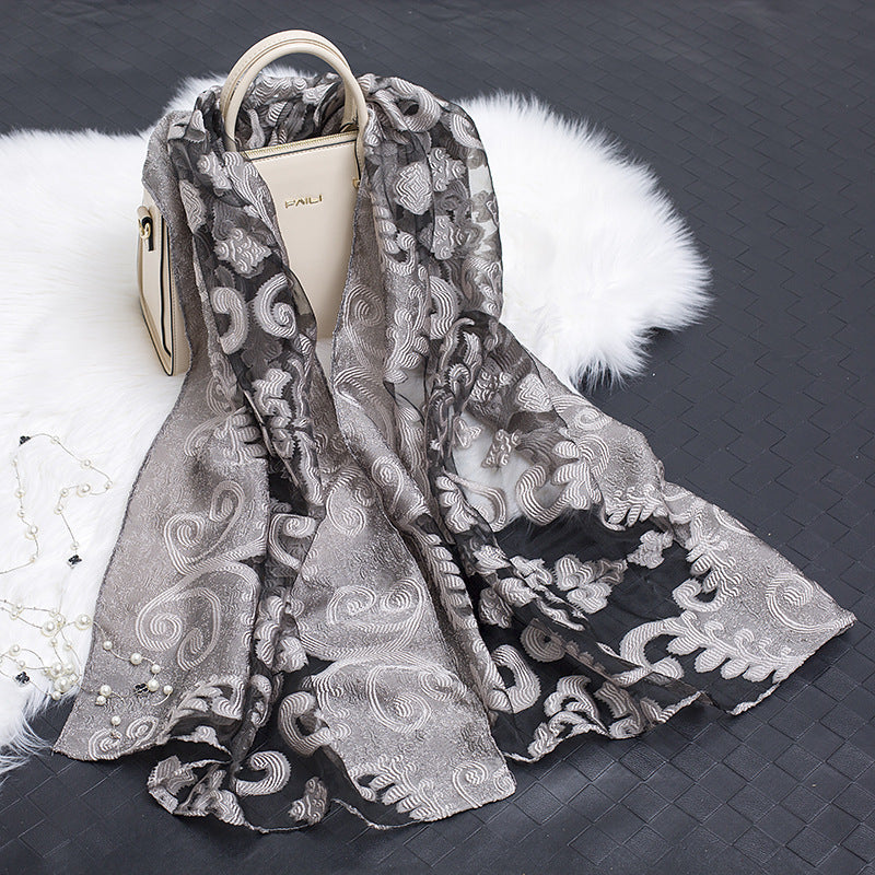 Trendiger Damen Schal aus Seide/Organza mit Blumenmuster und raffiniertem Cut-out-Design.