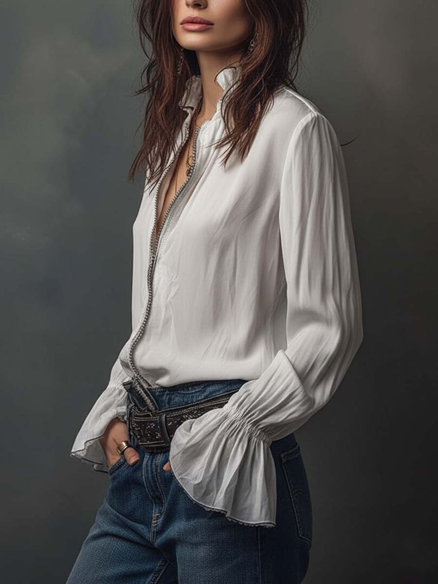 Weiße Damenbluse, elegant & vielseitig. Zeigt den wandelbaren Reißverschlussausschnitt & die femininen Volantmanschetten.