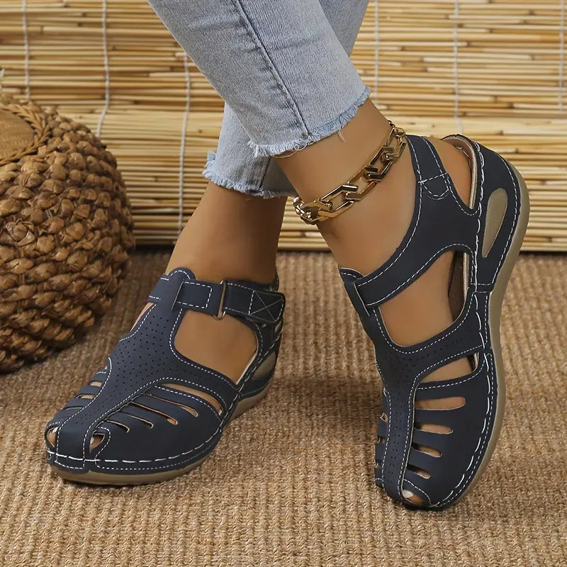 Trendige Damen Keilabsatz Sandalen für Sommer. Bequeme orthopädische Freizeitschuhe mit offener Zehe.