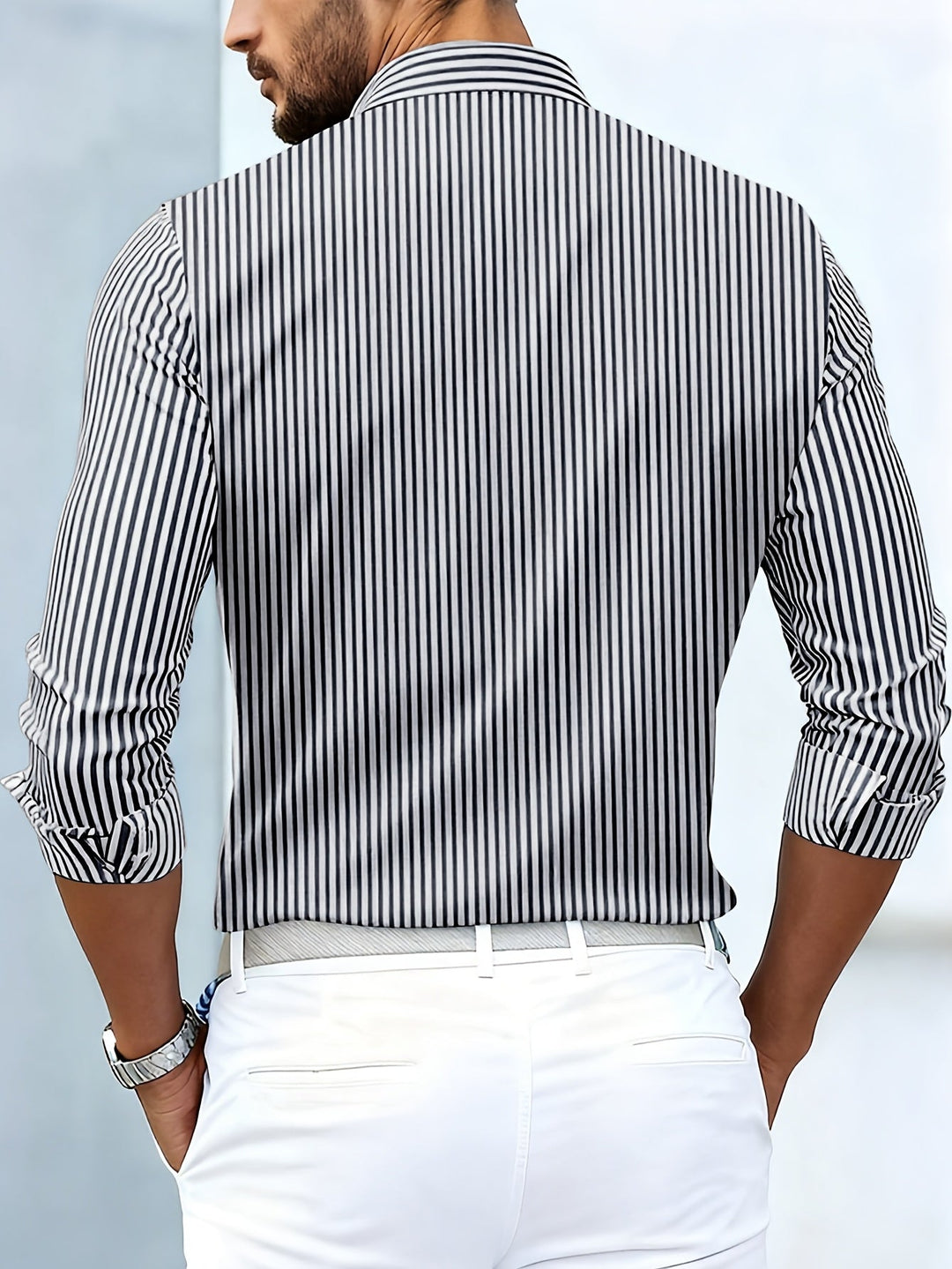 Herren Vintage Streifen Langarmhemd lässig zu Jeans kombiniert. Perfekter Retro-Look für den Alltag.