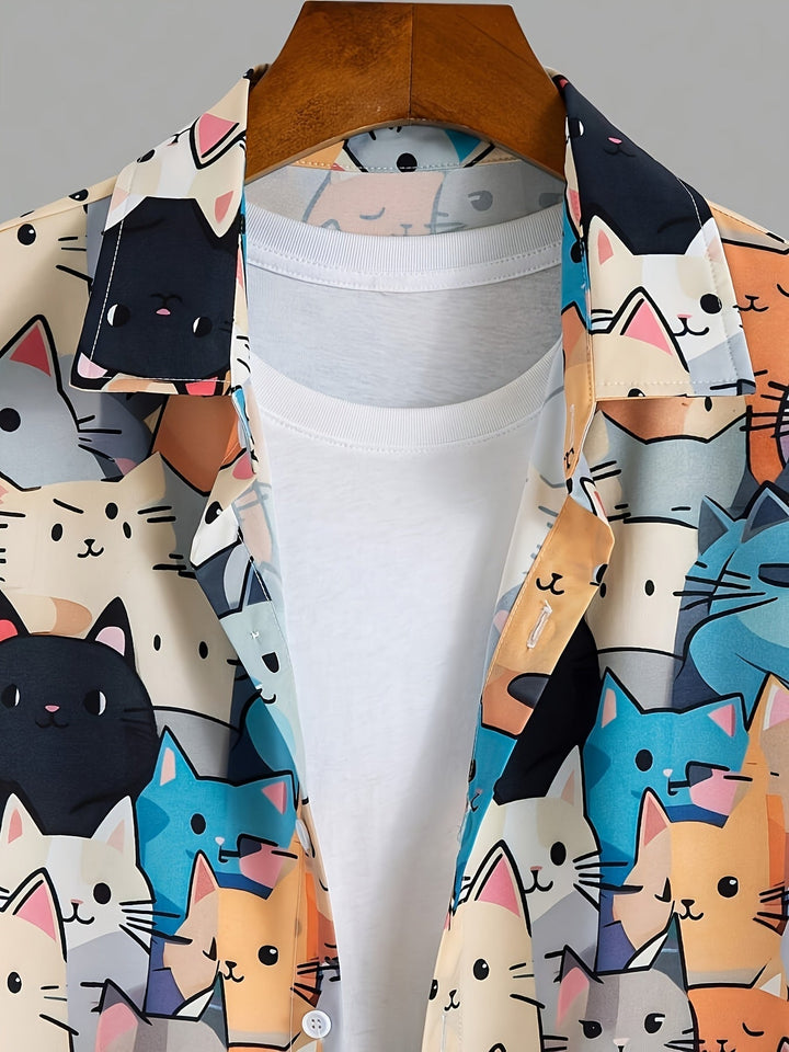 Mann trägt lässiges Herrenhemd mit witzigem Katzenprint, ideal für Freizeit, Alltag und entspannte Sommerabende.