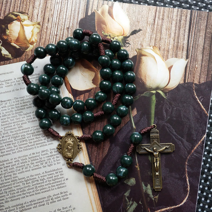 Detailansicht der Damen Moosachat Rosenkranz-Halskette; grüne Edelsteinperlen und filigraner Kreuz-Anhänger.