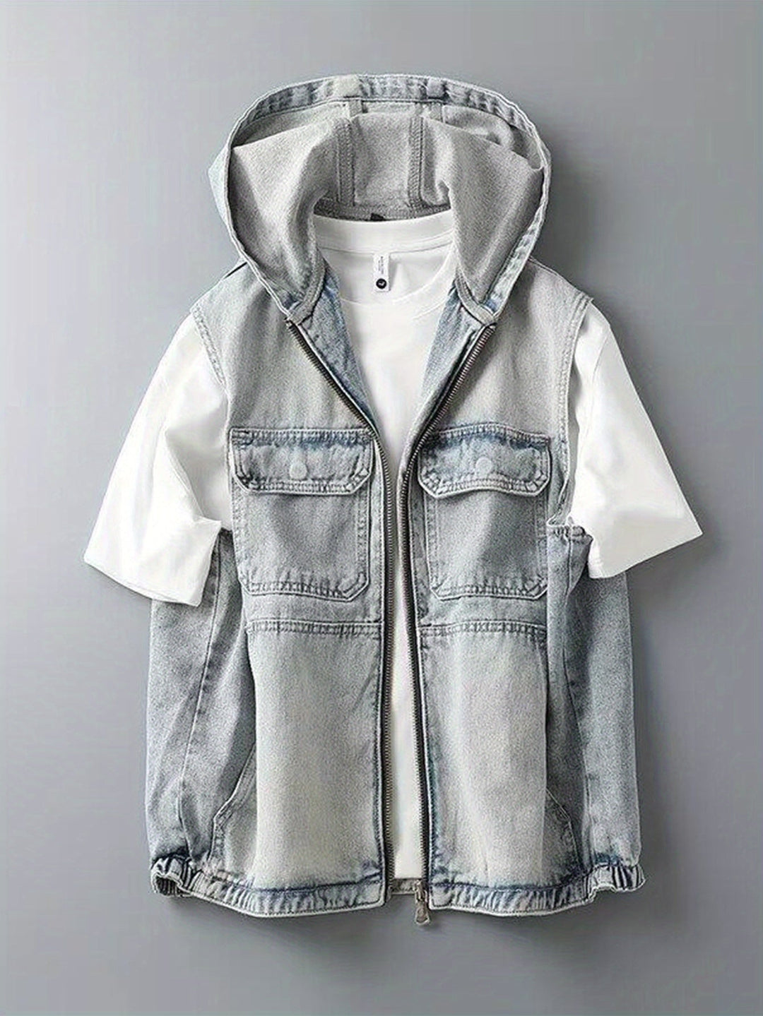 Moderne Herren Jeansweste mit Kapuze. Stylische Denim-Weste, ärmellos, ideal für Freizeitlooks.