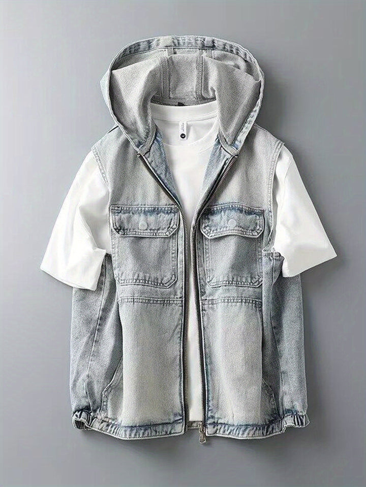 Moderne Herren Jeansweste mit Kapuze. Stylische Denim-Weste, ärmellos, ideal für Freizeitlooks.