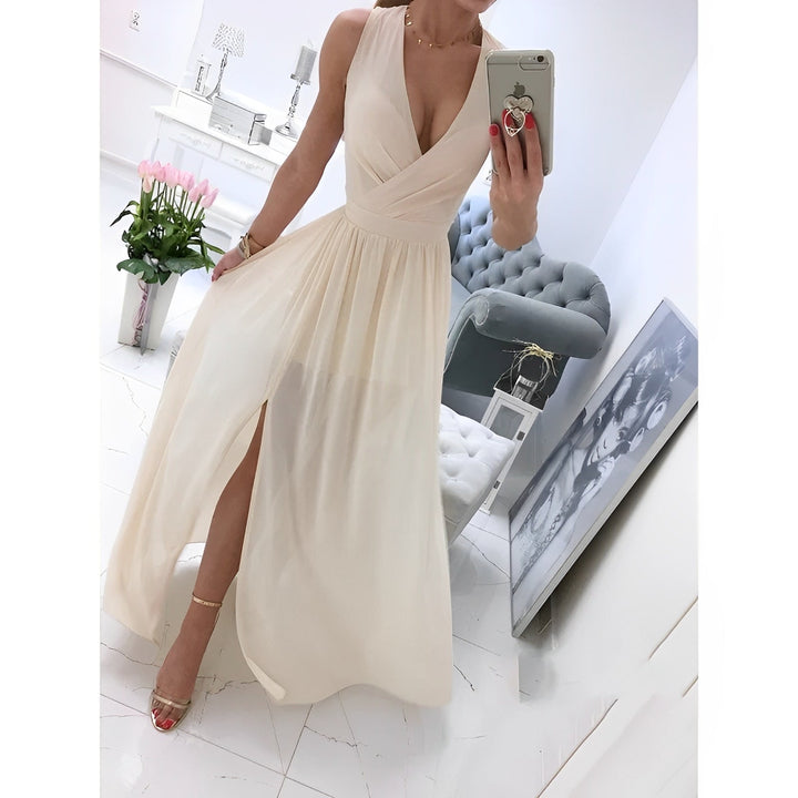 Modernes Damen Wickelkleid, lang, mit tiefem V-Ausschnitt und stylischen Holzknöpfen. Ideal für elegante Herbstabende.