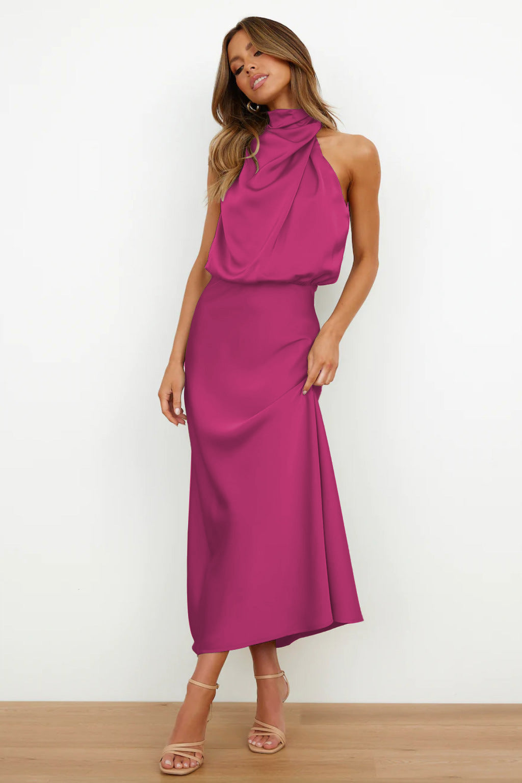 Gesamtaufnahme des eleganten Damen Neckholder Midikleides. Ein festliches A-Linien Abendkleid für besondere Momente.