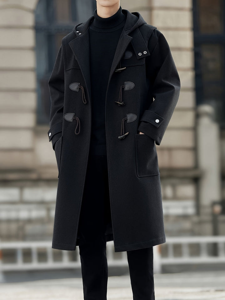 Rückansicht: Warmer Herren Dufflecoat mit Kapuze, ideal für Outdoor-Aktivitäten & Wintermode.