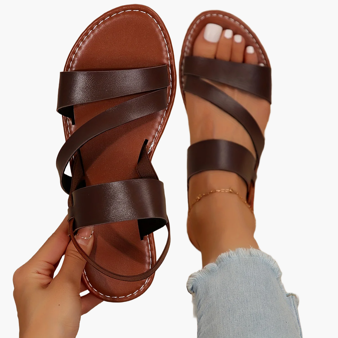 Vorderansicht der Damen Komfort-Sandalen: Offene Zehen, Kreuzriemen-Design, stilvolle Freizeitschuhe.