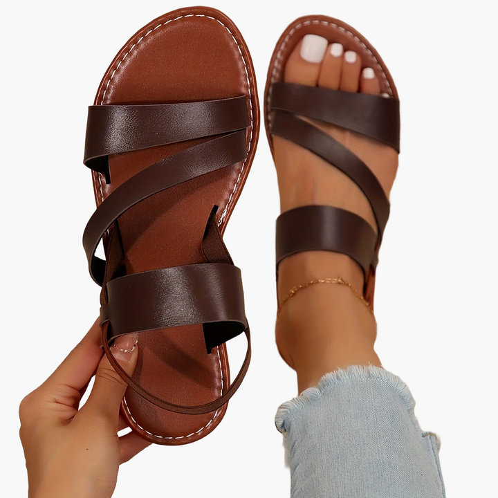 Vorderansicht der Damen Komfort-Sandalen: Offene Zehen, Kreuzriemen-Design, stilvolle Freizeitschuhe.