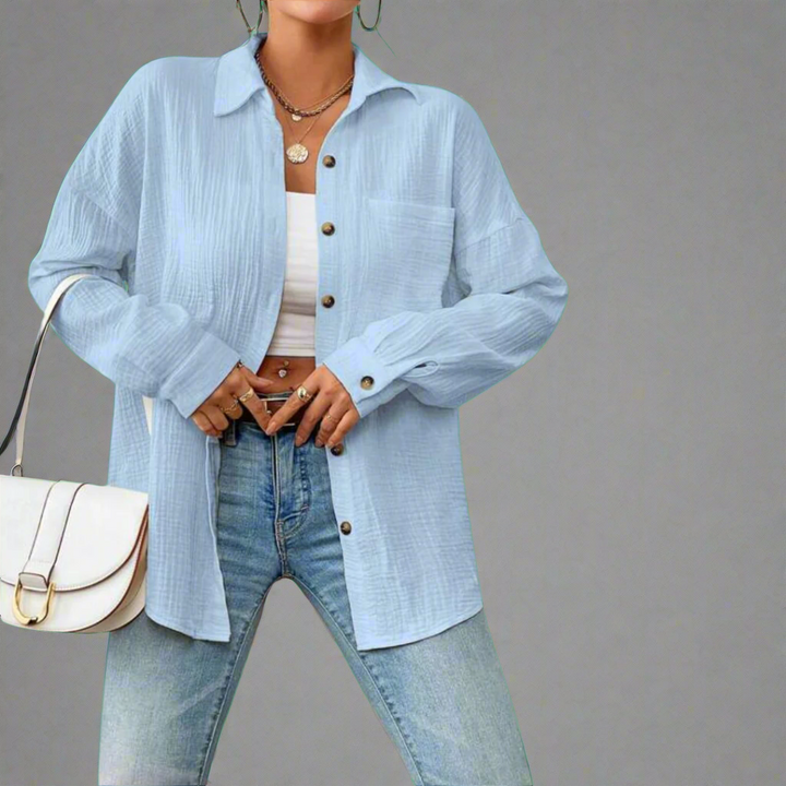 Stylische Damen Oversize Bluse kombiniert mit Jeans für einen lässigen Frühlings-Look.