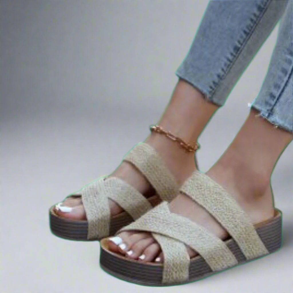 Eine Frau trägt stylische, flache orthopädische Damen Sandalen beim Spaziergang – perfekt für Komfort im Alltag.