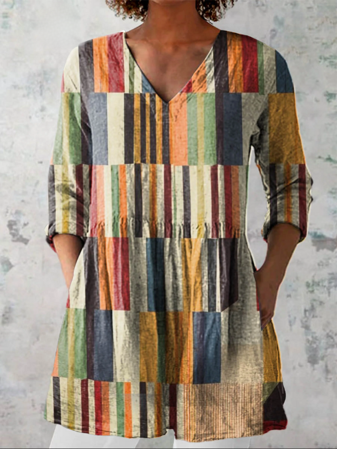 Elegante, mehrfarbige Damen Langbluse mit V-Ausschnitt. Lockere, fließende Sommerbluse für Freizeit & Alltag.