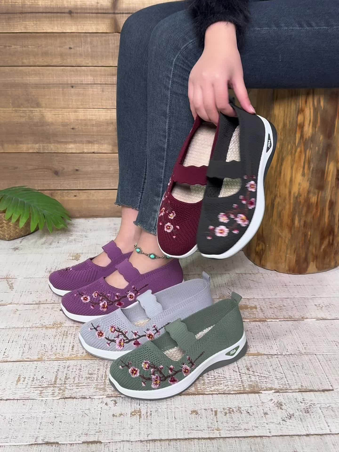 Vielseitige Damen Alltagsschuhe für Spaziergänge, mit Klettverschluss und schöner floraler Stickerei.