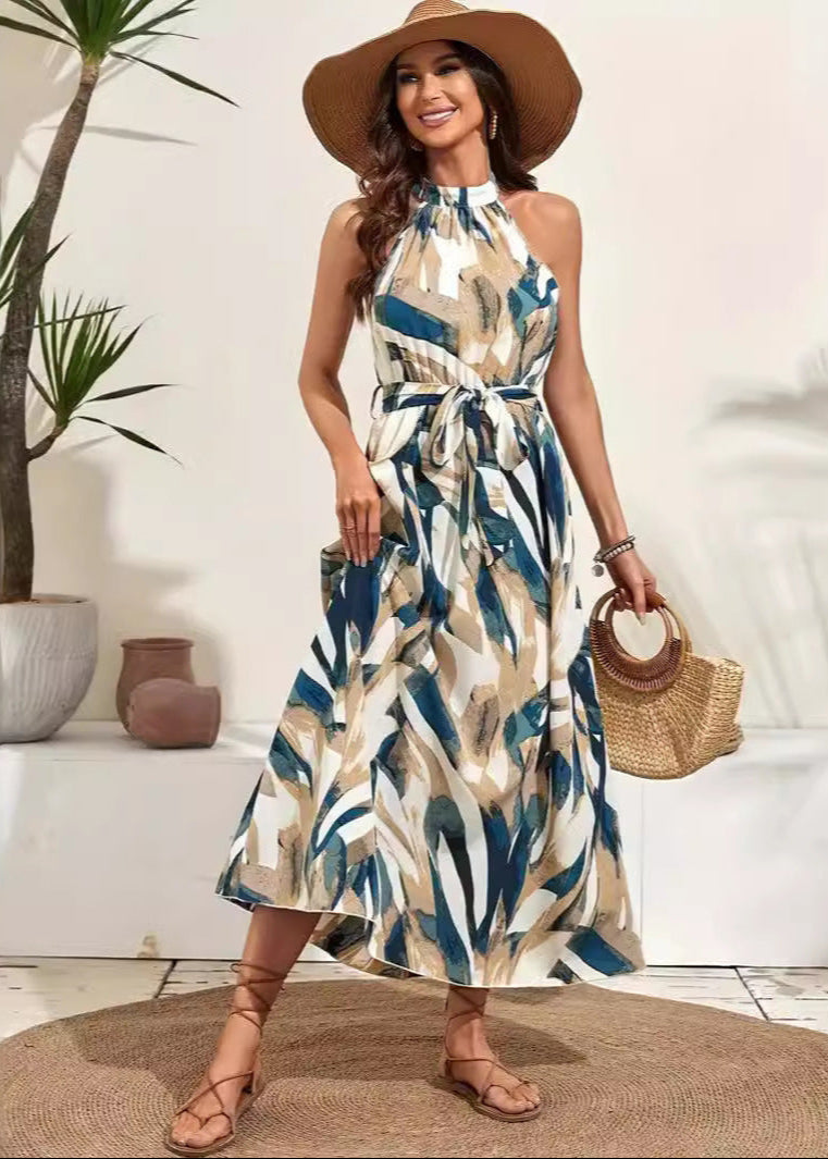 Fließendes Damen Sommerkleid im Boho-Stil mit zartem Blumenmuster und schmeichelhafter hoher Taille.
