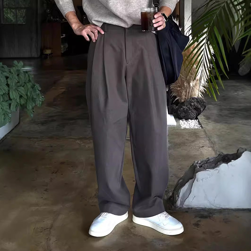Lässige Herren Freizeithose mit elastischem Bund & Kordelzug. Weites Bein & bequeme Passform für entspannte Tage.