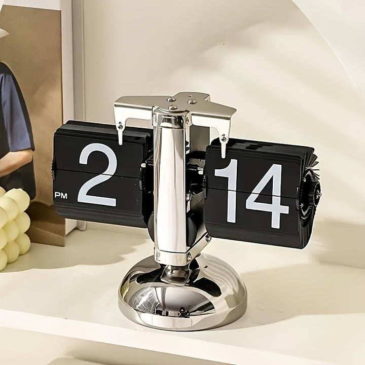 Retro Flip Uhr mit Edelstahlakzenten, modernes Vintage-Design. Tischuhr für Büro & Zuhause.