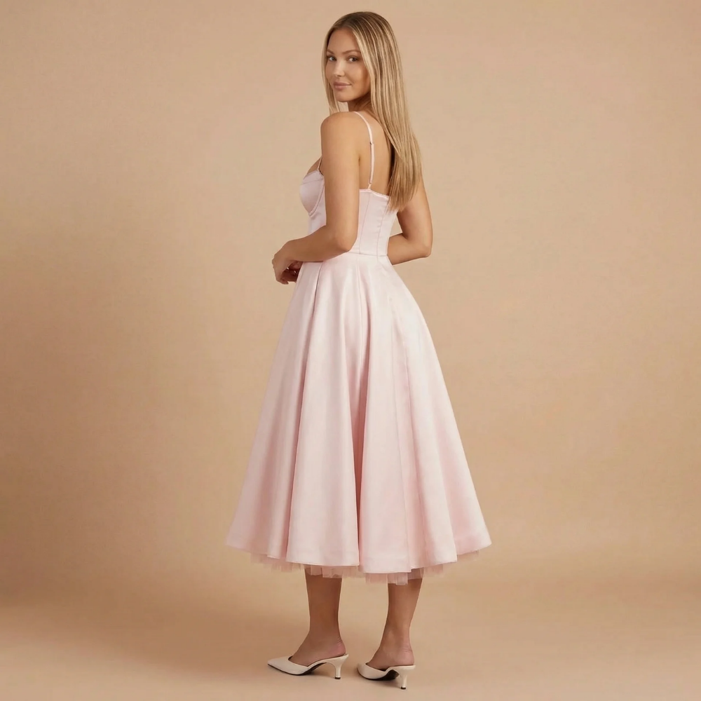 Fließendes A-Linien Midikleid für Damen in Blau. Ideal als festliches Hochzeitsgastkleid.