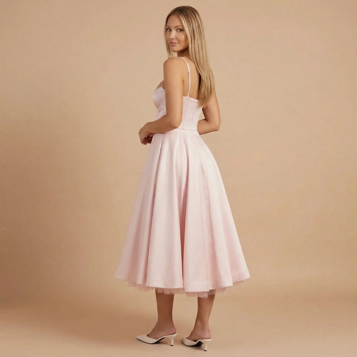 Fließendes A-Linien Midikleid für Damen in Blau. Ideal als festliches Hochzeitsgastkleid.