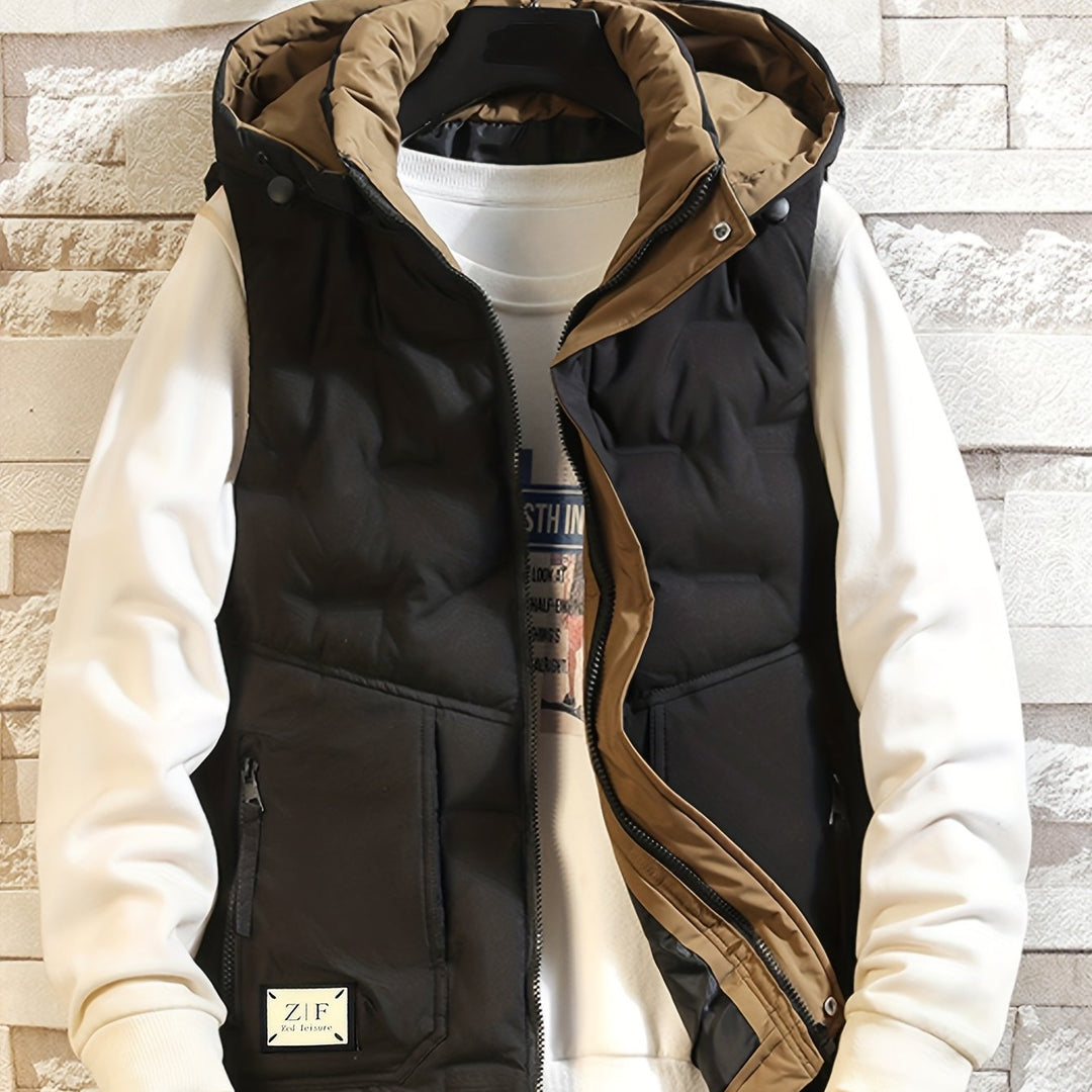 Robuste Herren Outdoorweste mit Kapuze, warm und strapazierfähig für Outdoor-Aktivitäten.