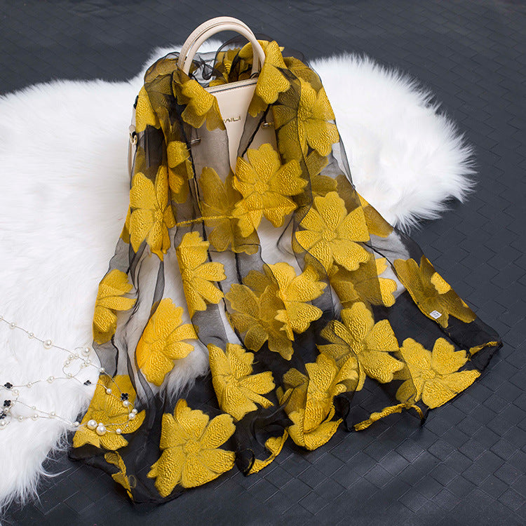 Schicker Damen Seidenschal mit floralem Muster und innovativen Cut-outs, ideal für elegante Looks.
