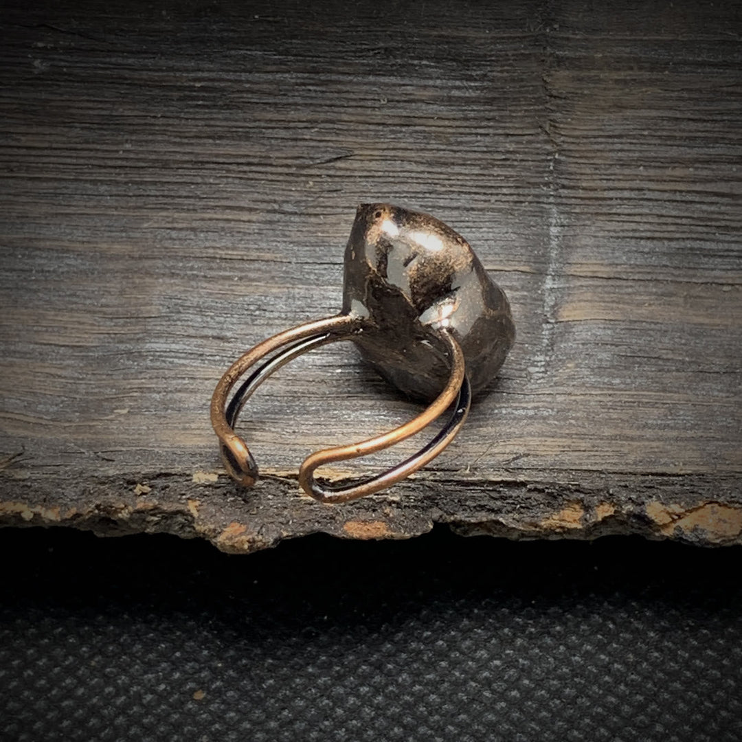 Handgefertigter Rohsteinring für Damen, verstellbar. Naturstein Geburtsstein Schmuck.