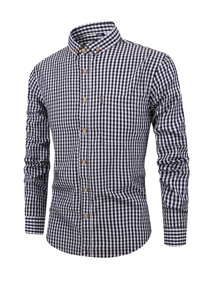 Nahaufnahme: Textur des Herren Karohemdes, weicher Stoff, Langarm, Regular Fit.