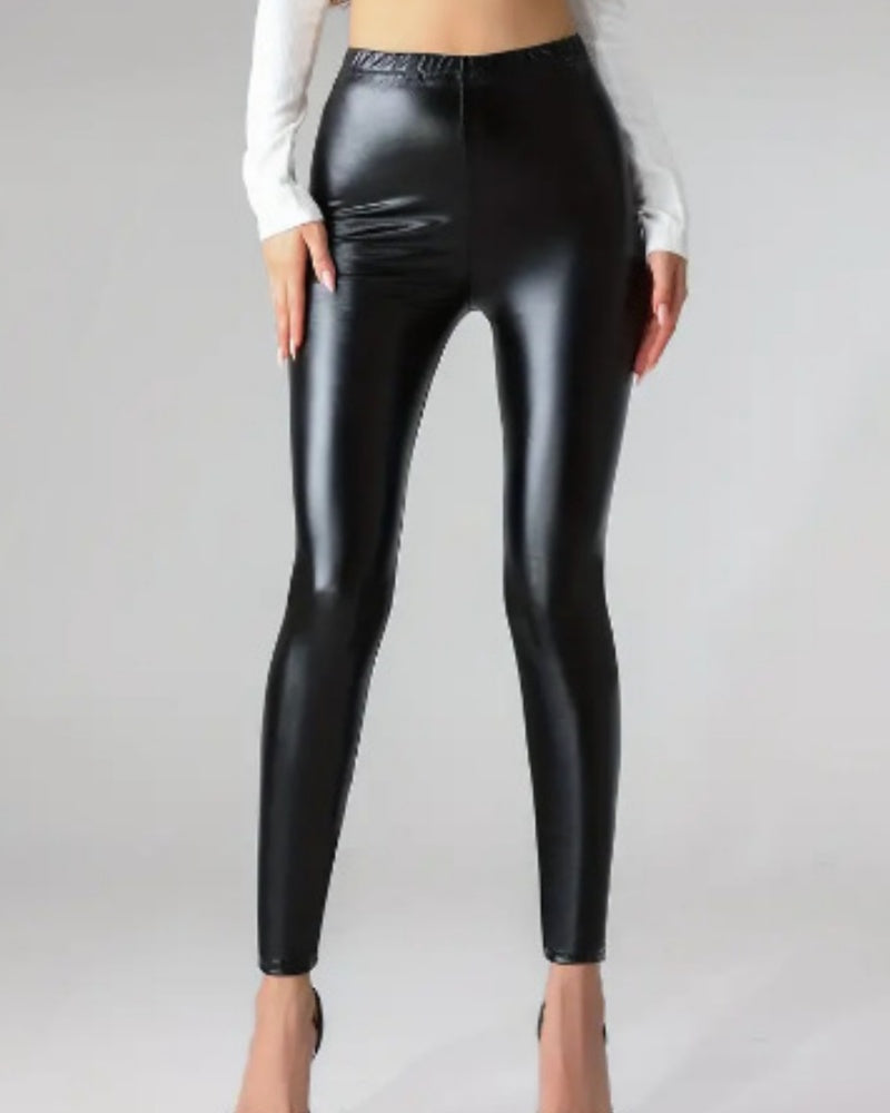 Trendige Gold-Leggings für Frauen, glänzend, figurbetont, schafft schlanke Silhouette.