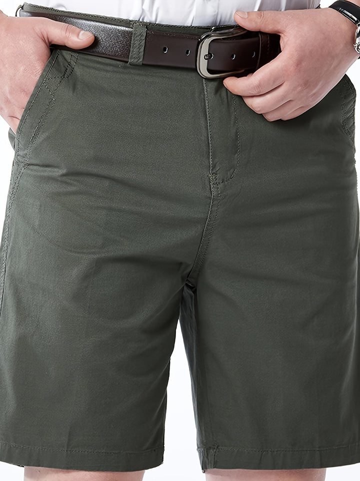 Graue Casual Herrenshorts, knielang, mit Kordelzug. Bequem für Freizeit, Urlaub und Sport.
