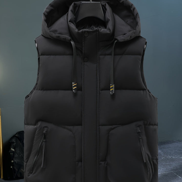 Herren Steppweste mit Kapuze im Freien getragen, ideal für Wandern und Freizeit.