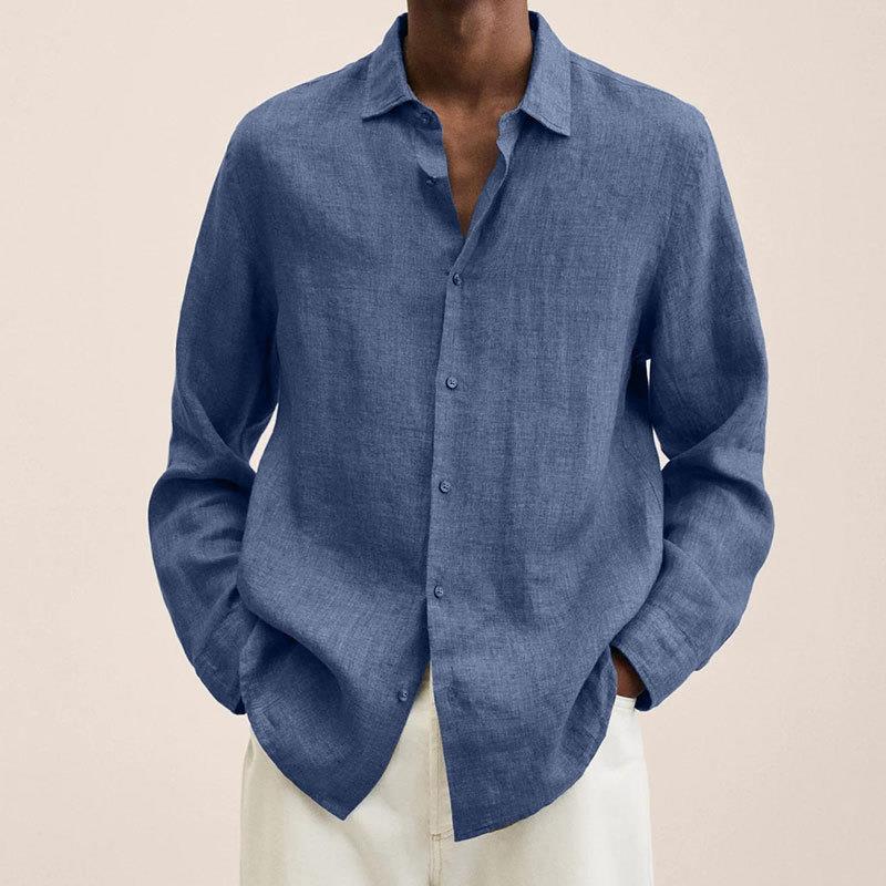 Mann trägt elegantes Herrenhemd. Atmungsaktives Langarmhemd, perfekt für Business oder stilvolle Freizeit-Looks.